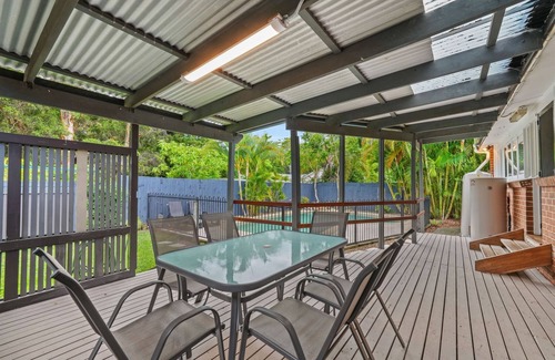 Tuggerawong House | Stunning 4-Bed with Garden and Swimming Pool