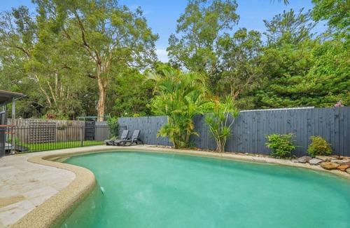Tuggerawong House | Stunning 4-Bed with Garden and Swimming Pool
