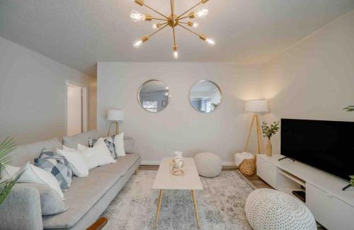 Plano House | Stunning 4BR 2BA Hot Tub Cozy Holiday Home in Plano