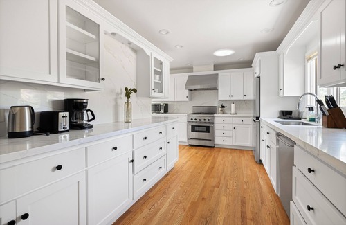 Oakmore House | Stunning 4BR home in Oakmore Highlands with views, upgrades & great location!