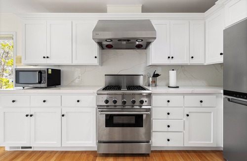 Oakmore House | Stunning 4BR home in Oakmore Highlands with views, upgrades & great location!