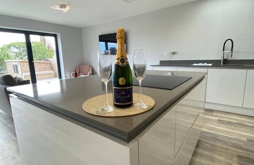 Hamworthy House | Stunning 5 Bed - Balcony, Garden and Sea Views
