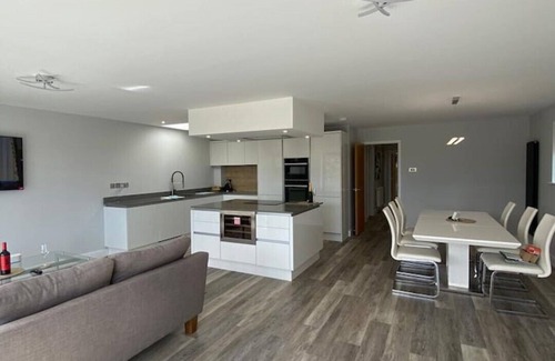 Hamworthy House | Stunning 5 Bed - Balcony, Garden and Sea Views