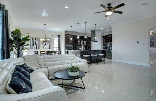 Irving House | Stunning 5br/4ba Minutes from DFW/LOVE Field Sleeps 20