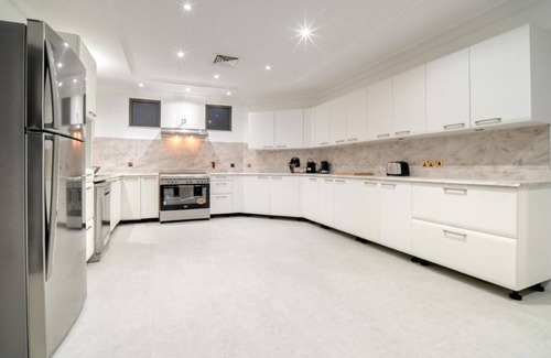 Palm Jumeirah Villa | Stunning 6BR+Maid Room w/private Beach and Pool at Palm