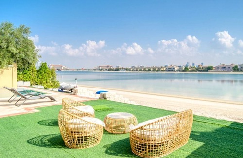 Palm Jumeirah Villa | Stunning 6BR+Maid Room w/private Beach and Pool at Palm