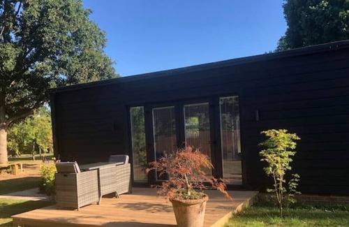 Wickham Apartment | Stunning apartment with private garden & garage