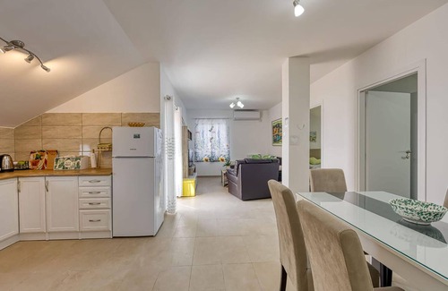 Veli Losinj Apartment | Stunning apartment in Veli Losinj with WiFi