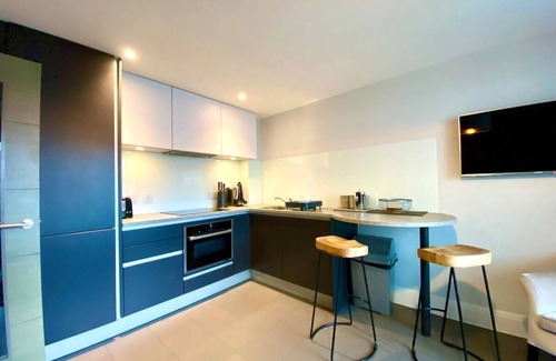 Poole Apartment | Stunning Apartment inc. Free Parking & Fast WiFi