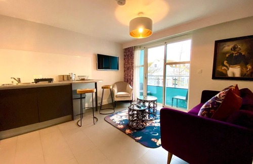 Poole Apartment | Stunning Apartment inc. Free Parking & Fast WiFi