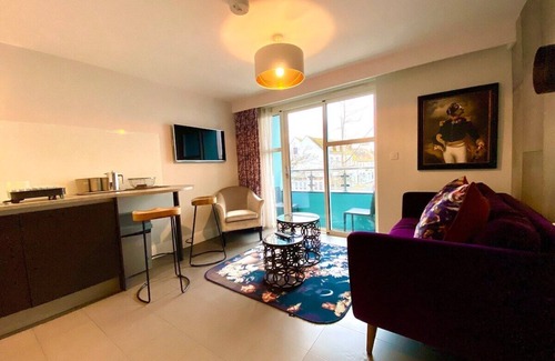 Poole Apartment | Stunning Apartment inc. Free Parking & Fast WiFi