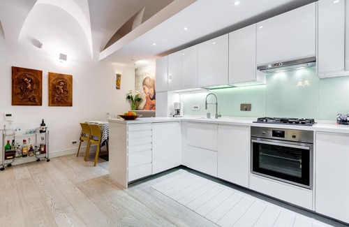 Rione III Colonna Apartment | Stunning Apartment With Private Garden