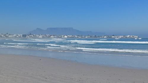 Melkbosstrand Apartment | Stunning apartment with ocean views and Table Mountain
