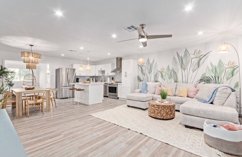 Park Scottsdale Four House | Stunning Backyard -Mini Golf & Heated Pool! 5 Mins to Old Town Scottsdale!