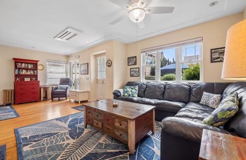 South Mission Beach House | Stunning beach home - steps2sand, AC, Large Patio and Fast Wifi!