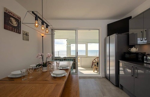 Bognor Regis Apartment | Stunning Beachfront Apt w/Balcony & Sea Views