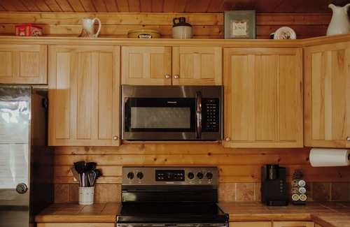 Luray Cabin | Stunning Blue Ridge Mountain View Cabin with Covered Hot Tub in Luray, VA