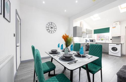 Bolton House | Stunning Bolton Abode - Cinema Experience - Parking