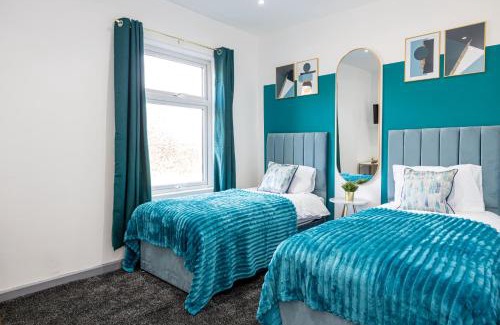 Bolton House | Stunning Bolton Abode - Cinema Experience - Parking