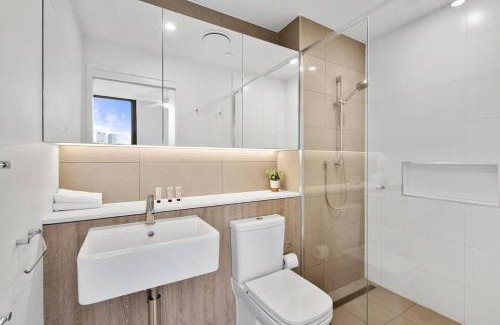 South Brisbane Apartment | Stunning City & River Views Rooftop Pool Gym