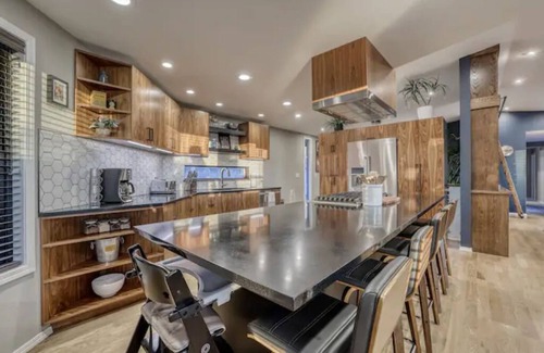 East End House | Stunning City Views! Unique Design - Sleeps 6