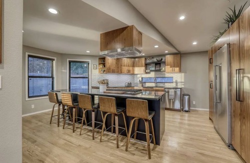 East End House | Stunning City Views! Unique Design - Sleeps 6