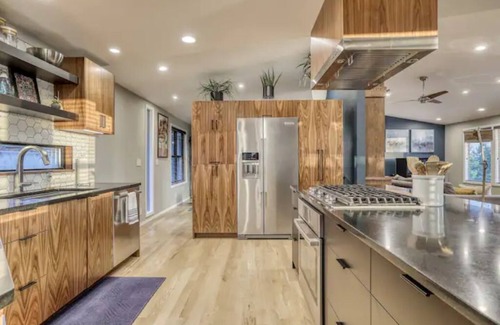 East End House | Stunning City Views! Unique Design - Sleeps 6
