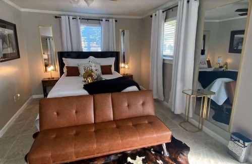 Denver Heights House | Stunning Cozy Downtown Guesthouse
