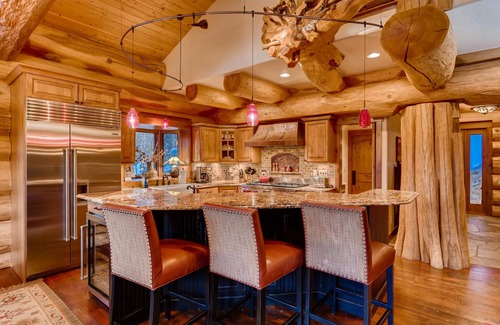 Baldy Mountain House | STUNNING custom log home, 4 en-suites, amazing views, hot tub, pool table!