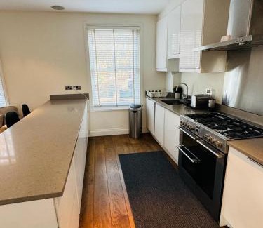 Turnham Green Apartment | Stunning Flat in Chiswick