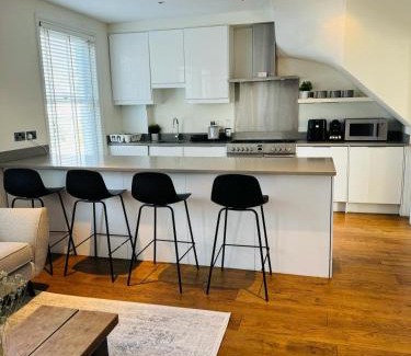 Turnham Green Apartment | Stunning Flat in Chiswick