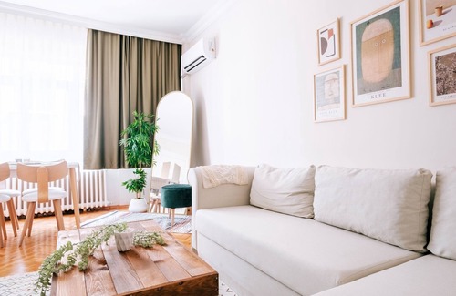Sisli Apartment | Stunning Flat with Balcony 5 min walk to Nisantasi