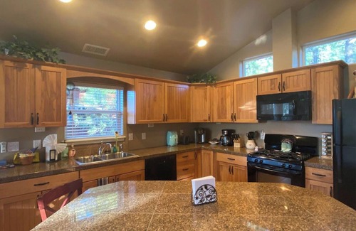 Kachina Village Cabin | Stunning Forest Views, Quiet street 4 bed/4 bath,