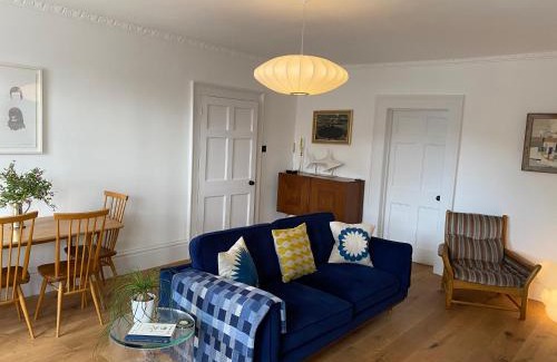 Midhurst Apartment | Stunning Georgian Flat in The Heart of Midhurst Old Town