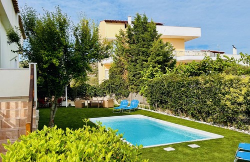 Kato Diminio Villa | Stunning Greek villa w/private pool & sea view - 4min walk to beach, sleeps 2-7