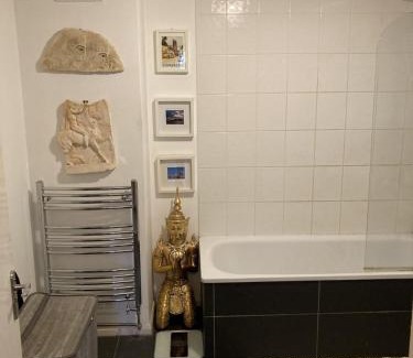 Southwark Apartment | STUNNING GROUND FLOOR GARDEN APARTMENT - Entire Apartment, Centrally Located, With Free Off Road Parking By Flat & Wiffi, Beautifully Secluded, 3 mins From All Amenities
