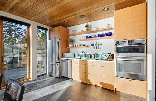 Anacortes Apartment | Stunning guest home on the water with gorgeous views, bright interior, & WiFi