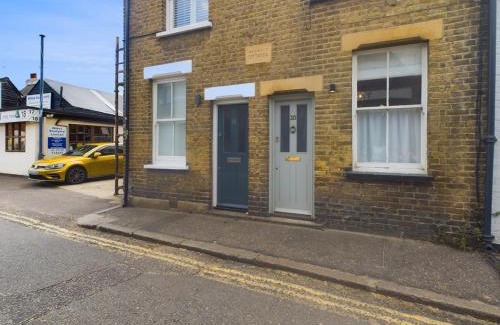 Leigh-on-Sea House | Stunning Heritage Cottage- The Heart of Old Leigh