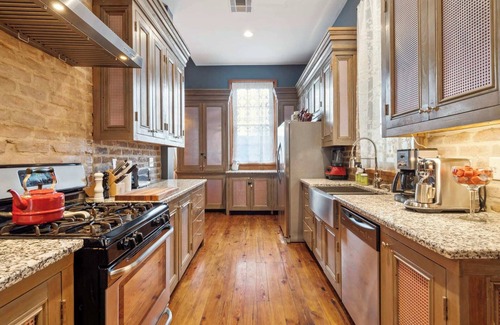 Faubourg Lafayette Villa | Stunning Historic Villa w/Heated Pool 6br|6ba