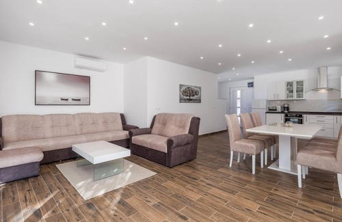 Banjol House | Stunning home in Banjol