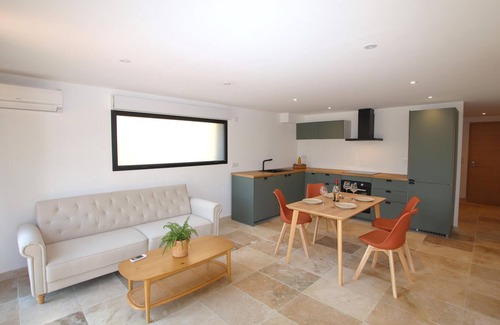 Suze-la-Rousse House | Stunning home in Suze la Rousse