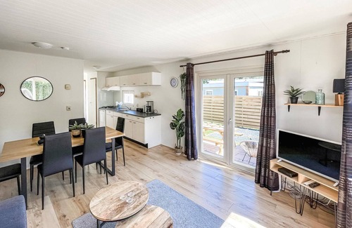 Heinkenszand House | Stunning home in Heinkenszand with WiFi