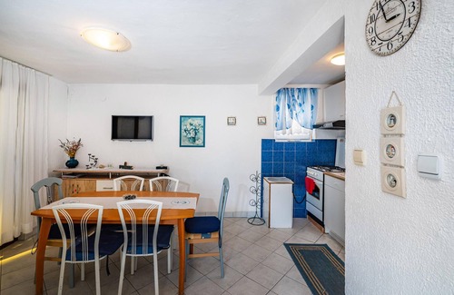 Maslenica House | Stunning home in Maslenica with kitchen