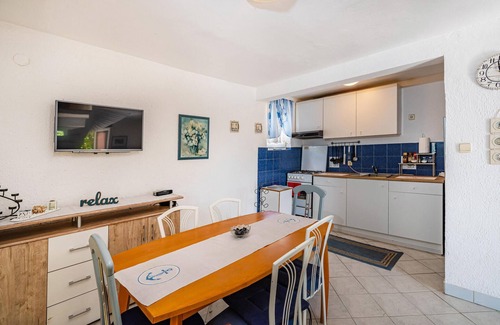 Maslenica House | Stunning home in Maslenica with kitchen