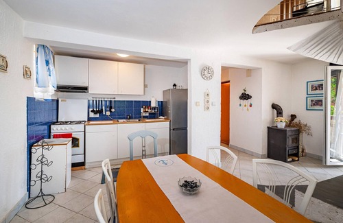 Maslenica House | Stunning home in Maslenica with kitchen