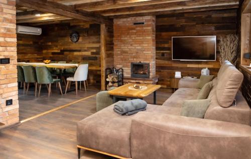 Gospic House | Stunning Home In Prvan Selo With Sauna