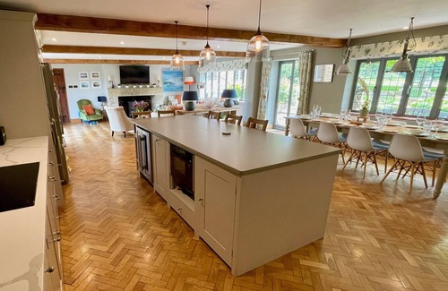 Storrington House | Stunning Home w/Tennis Court, Hot Tub, Huge Garden, 25 Mins to Beach