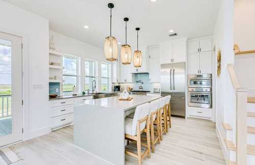 Galveston House | Stunning home with big bay views, 3 decks, en suites & AC - near Sunny Beach