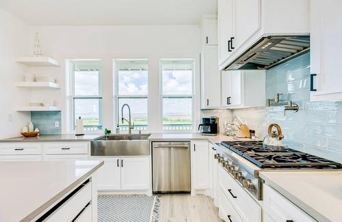 Galveston House | Stunning home with big bay views, 3 decks, en suites & AC - near Sunny Beach