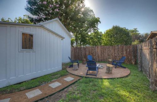 Fredericksburg House | Stunning Home with Hot Tub & Grill Just 2 Blks from Main St!